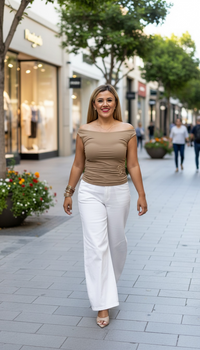Blusa Color Mocca sin Mangas con Broche Dorado