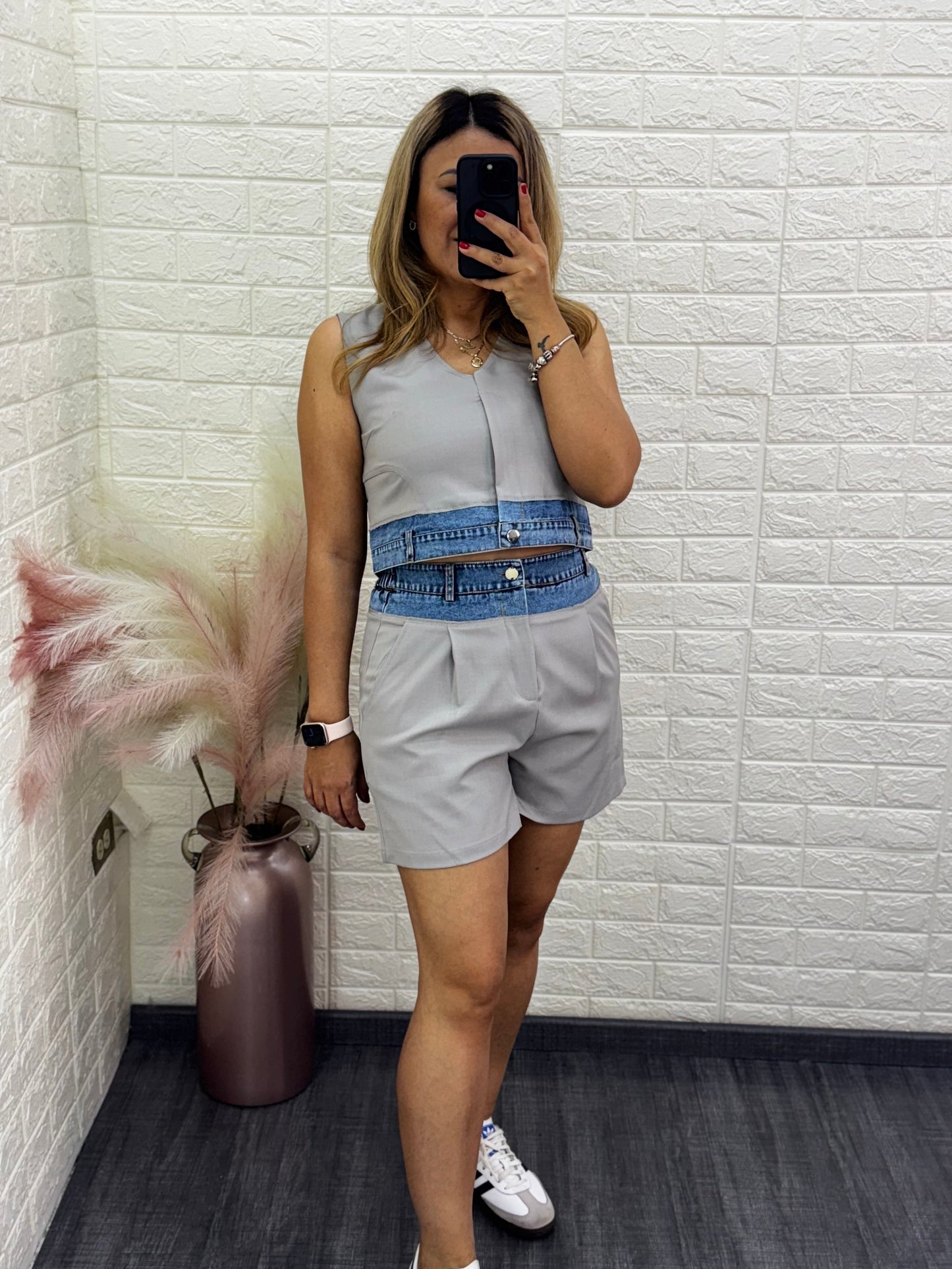 Conjunto Gris de Blusa y Short con Aplicaciones en Mezclilla