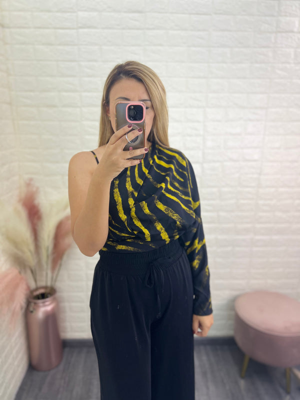 Blusa a Un Hombro Estampada Negro con Amarillo