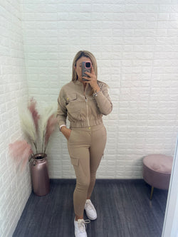 Conjunto de Chaquetín Ligero y Pantalón Capri Cargo Color Beige