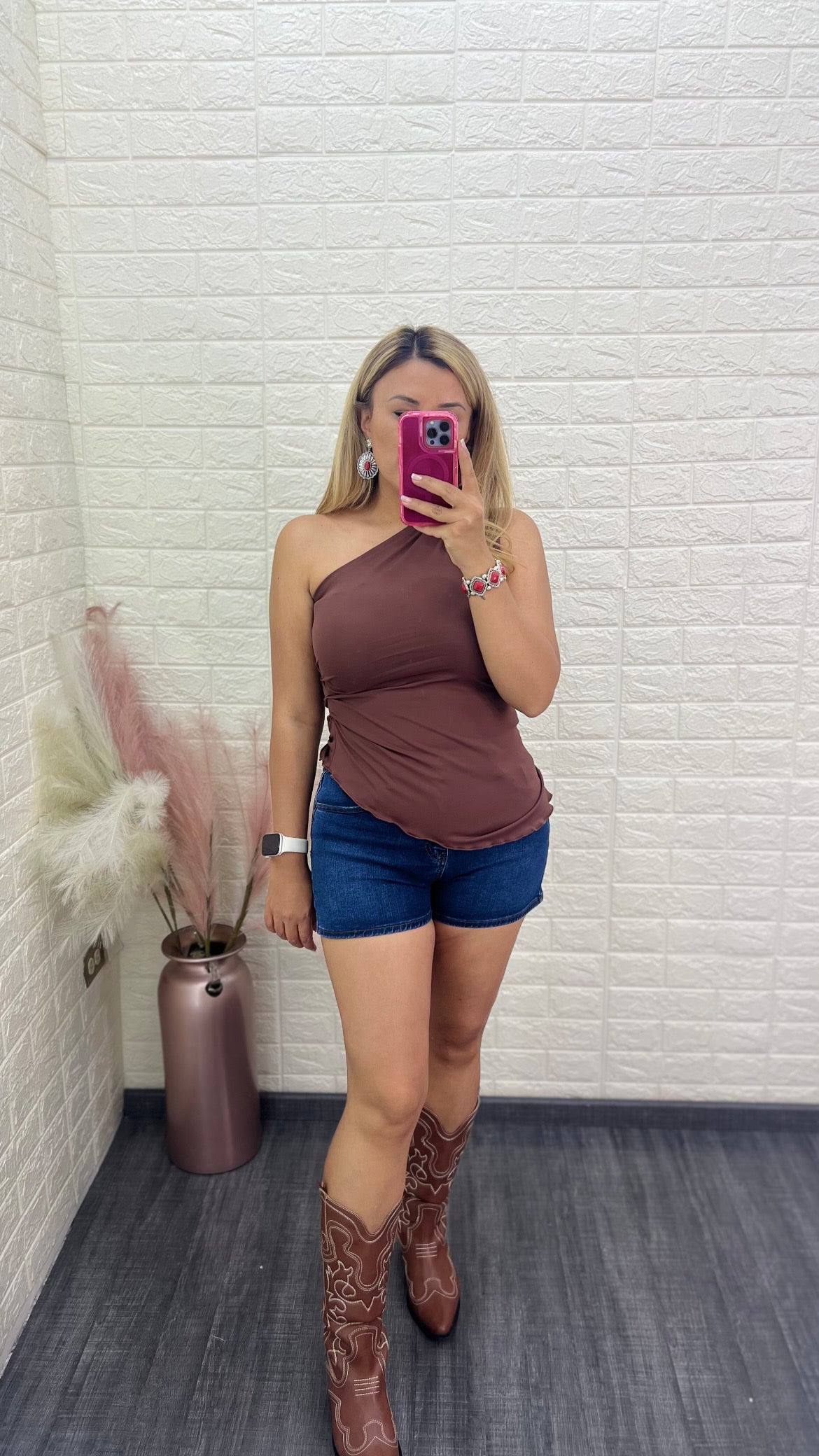 Blusa Color Café a Un Hombro con Plisado