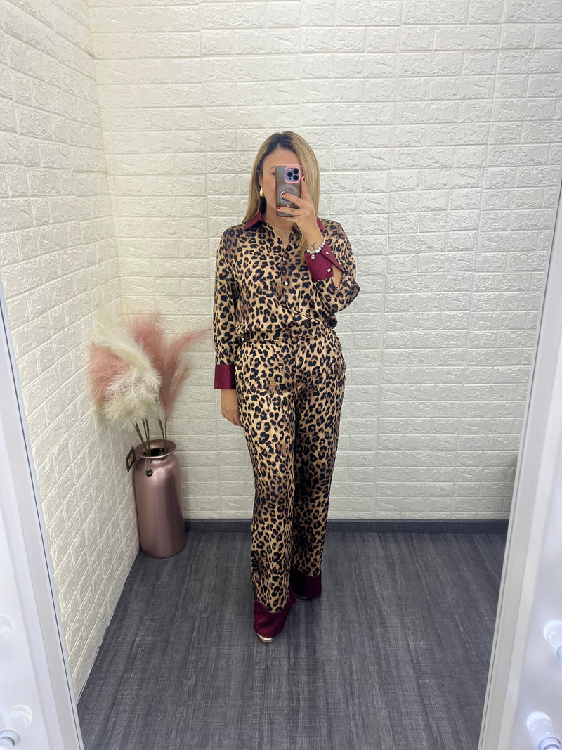 Conjunto Estampado Animal Print Pantalón y Blusa con Puño y Cuello en Guindo