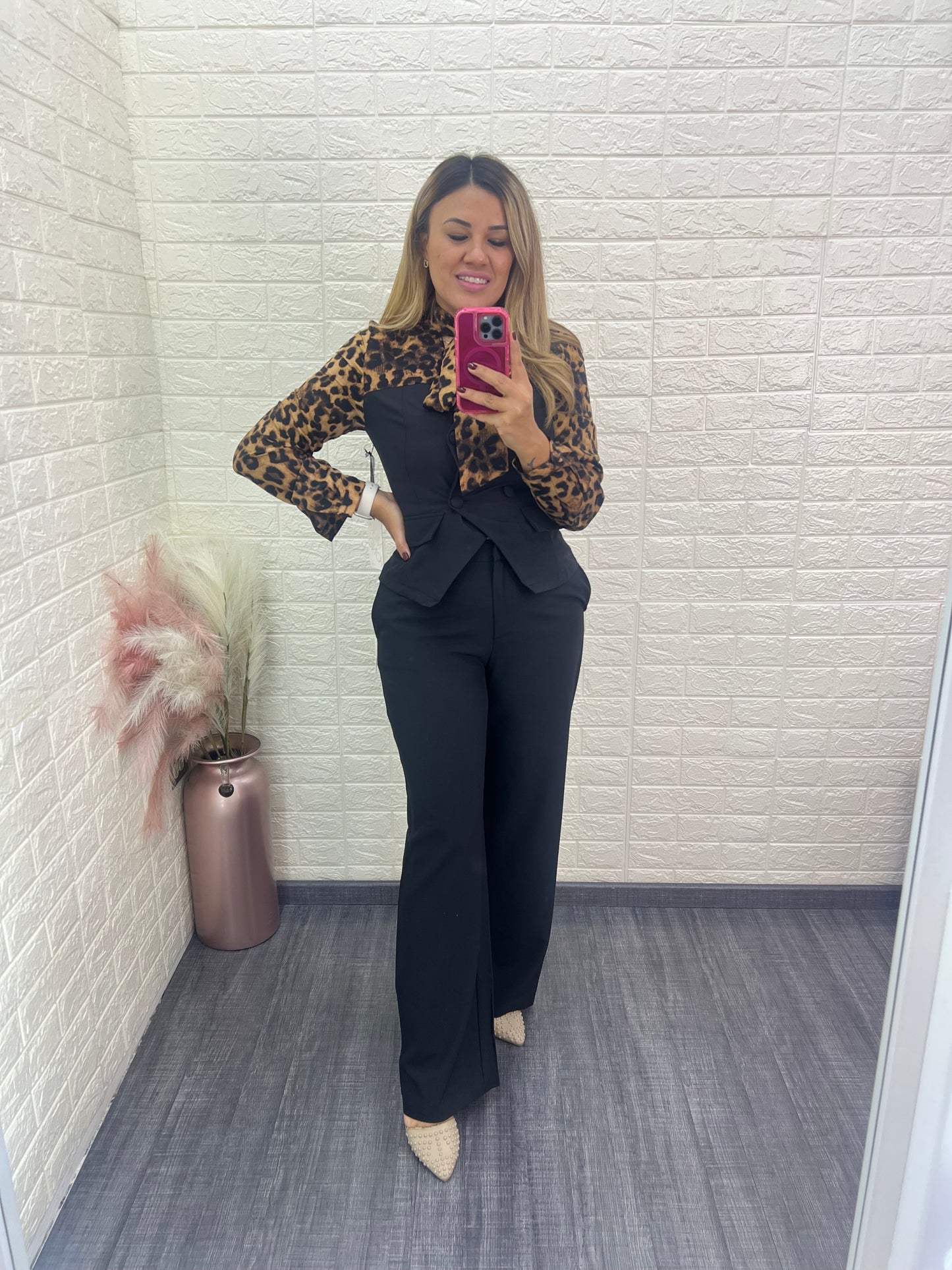 Conjunto Negro de Pantalón y Blusa con Aplicaciones en Animal Print