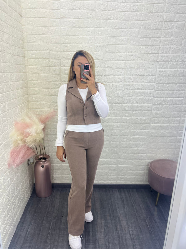 Conjunto Beige de Chaleco y Pantalón de Pana