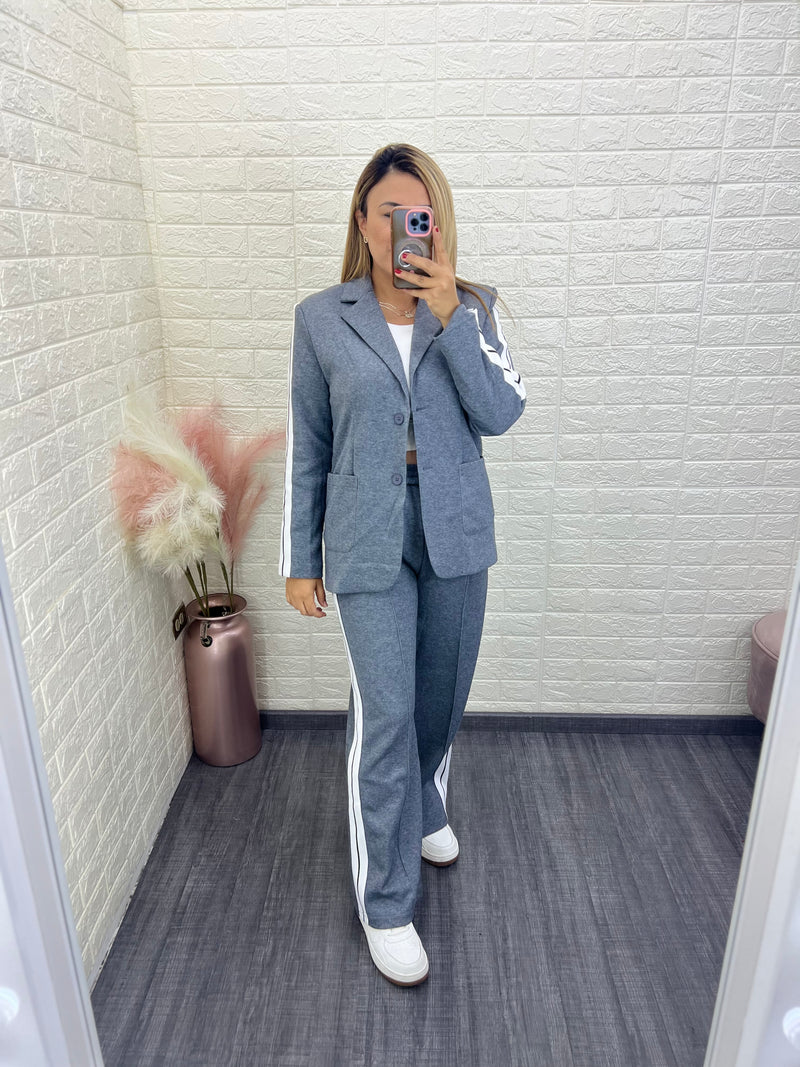 Conjunto De Blazer y Pantalón Gris en Tela Tipo Pans con Líneas Blancas