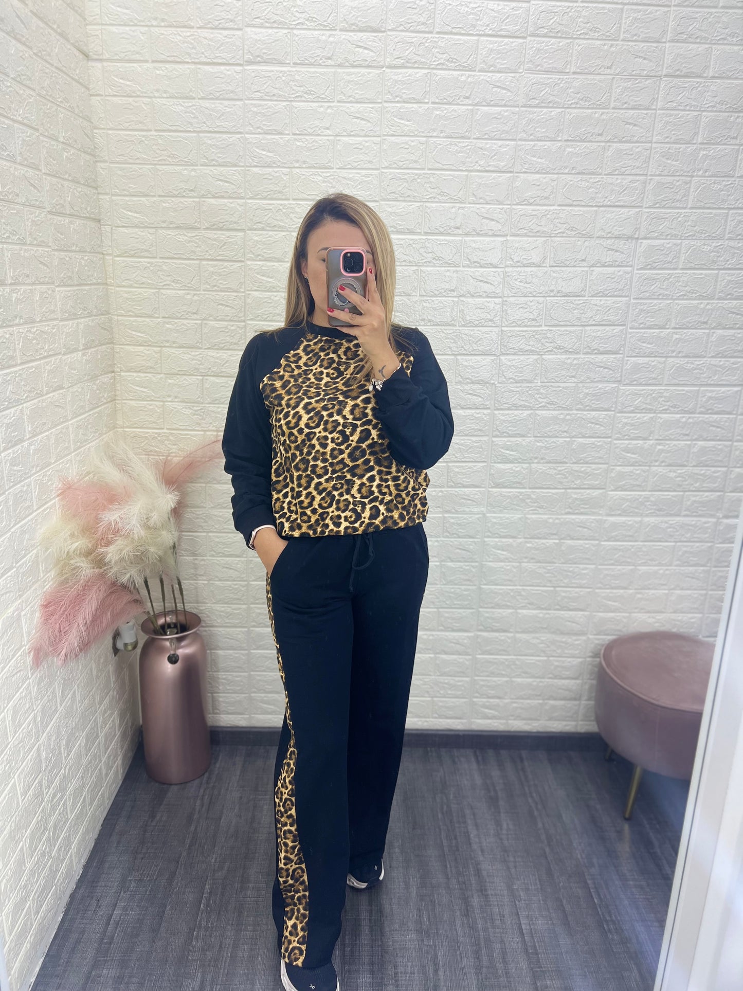 Conjunto de Suéter y Pantalón Estampado Animal Print con Negro