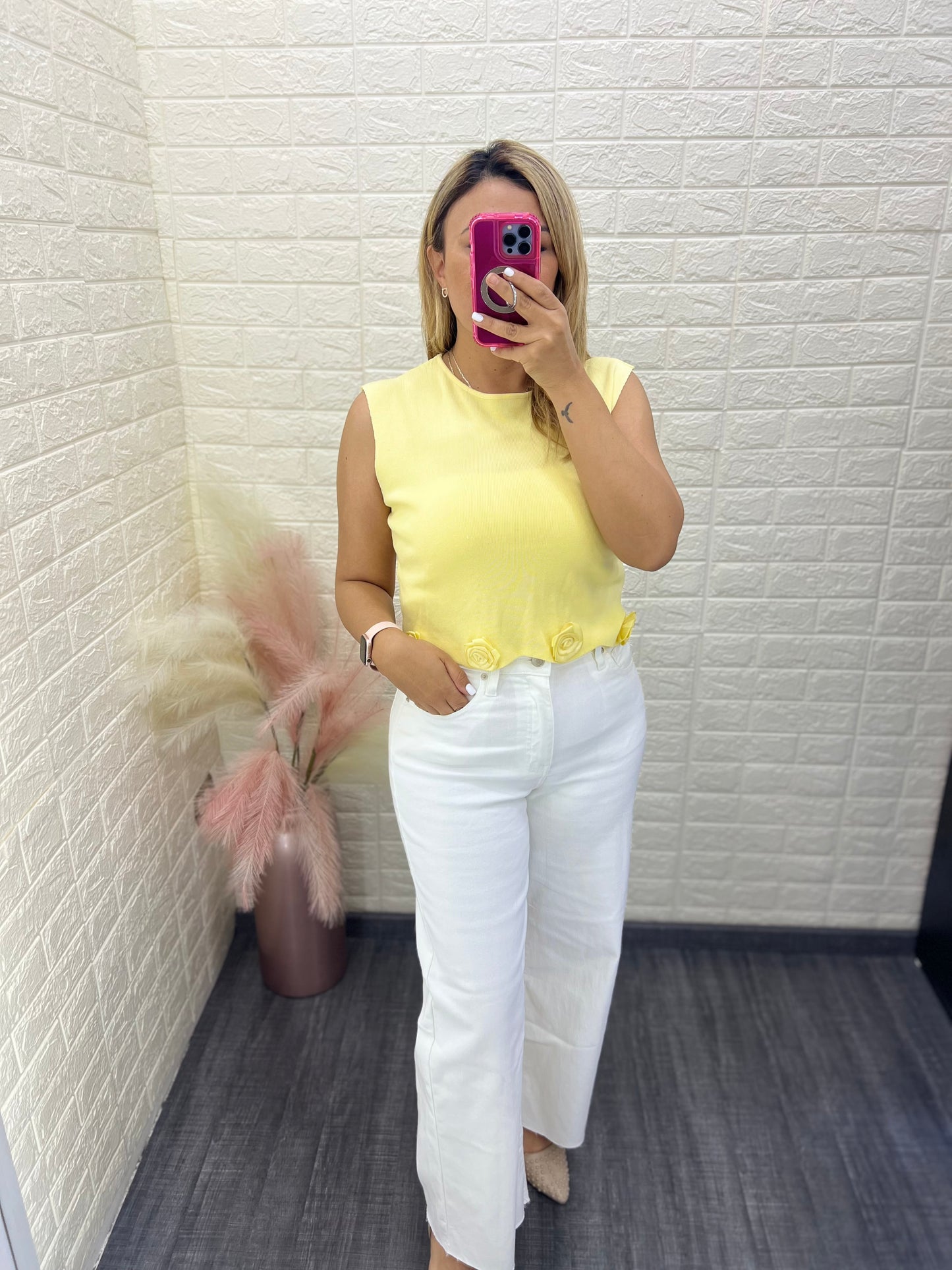 Blusa Amarilla de Resaque con Aplicaciones de Flores