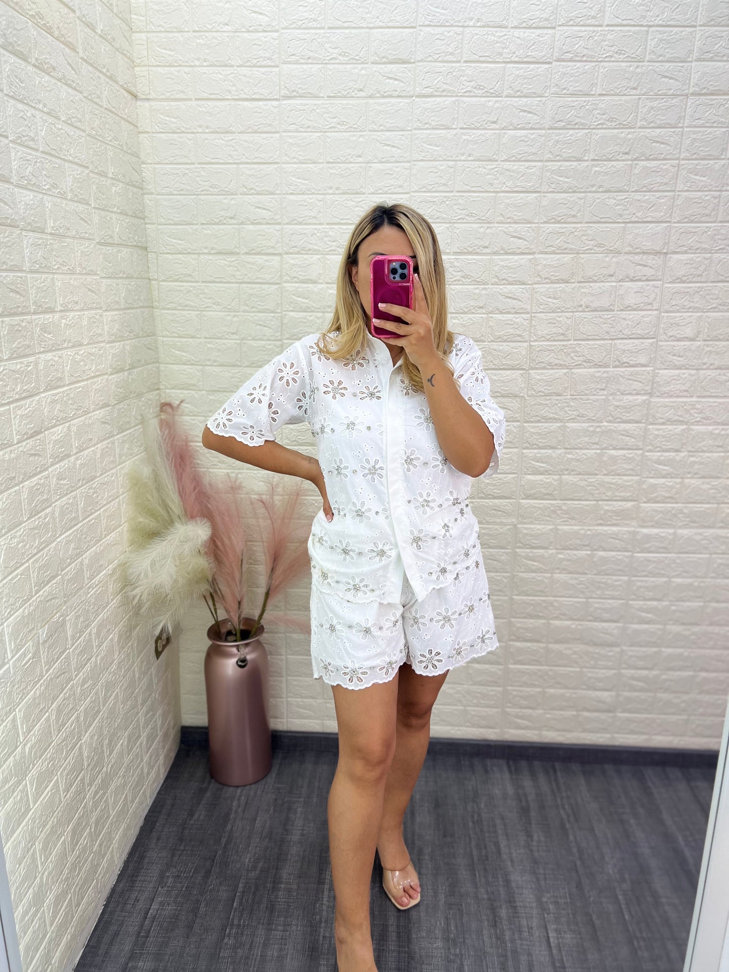 Conjunto de Blusa y Pantalón Blancos con Bordados y Brillos