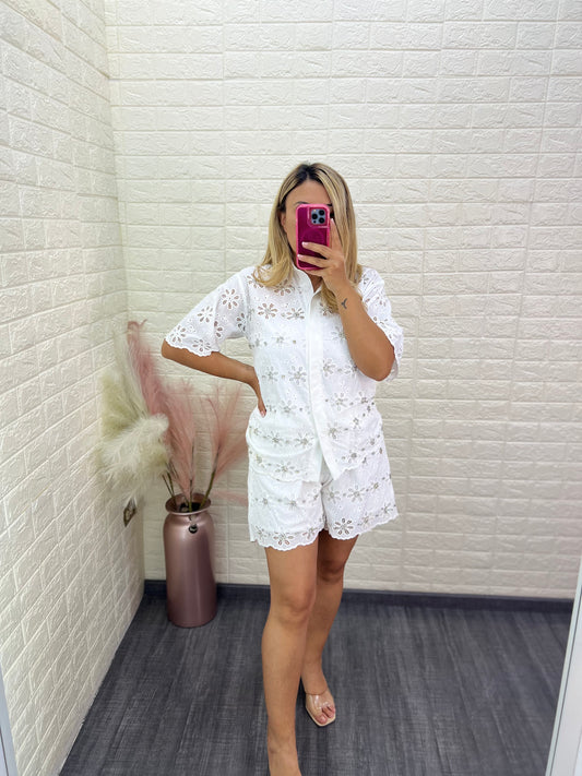 Conjunto de Blusa y Pantalón Blancos con Bordados y Brillos