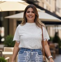 Blusa Blanca de Manga Corta con Aplicación de Encaje