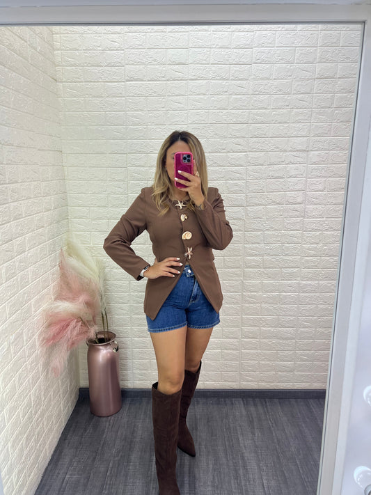 Blusa Tipo Blazer Color Café con Botones Decorativos en Dorado
