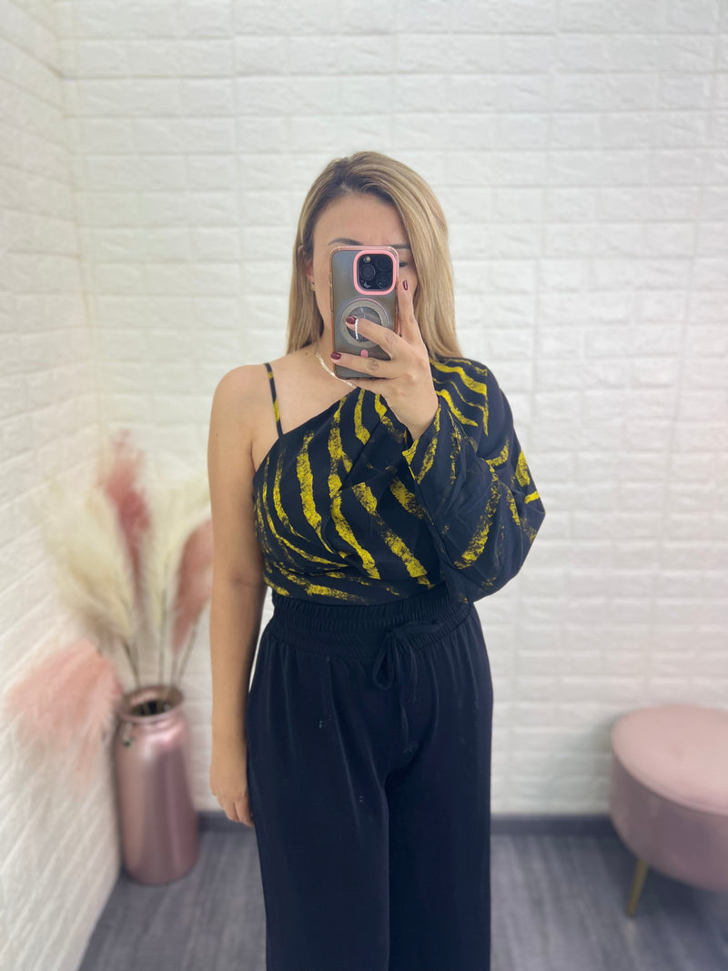 Blusa a Un Hombro Estampada Negro con Amarillo