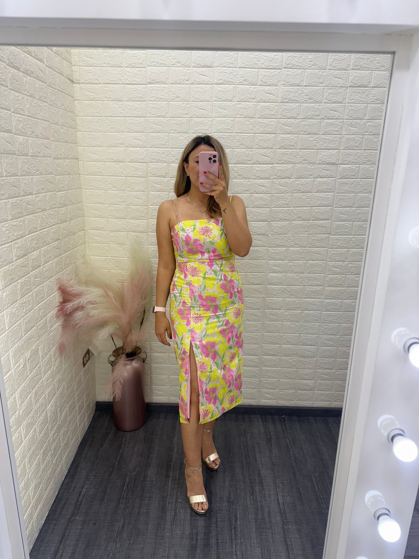 Vestido de Tirantes Multicolor Con Bordados Finos de Flores