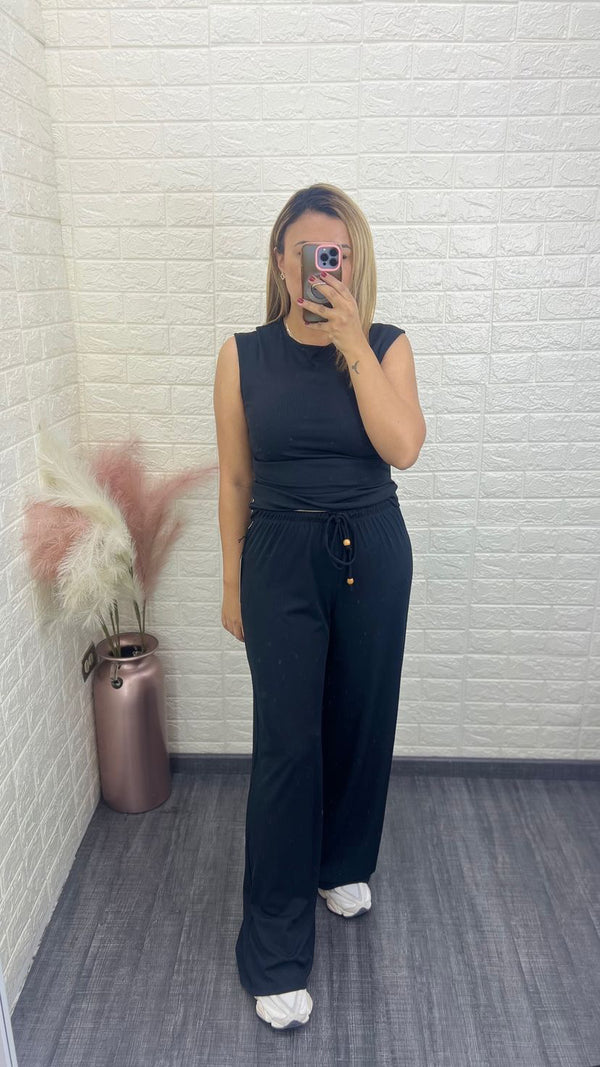 Conjunto Negro de Blusa Plisada con Pantalón con Texturas Rayadas