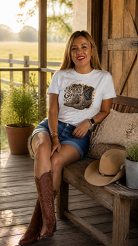 Blusa Blanca Estampado Botas Vaqueras
