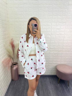 Conjunto Blanco de Blusa de Manga Larga y Short con Bordado de Cerezas