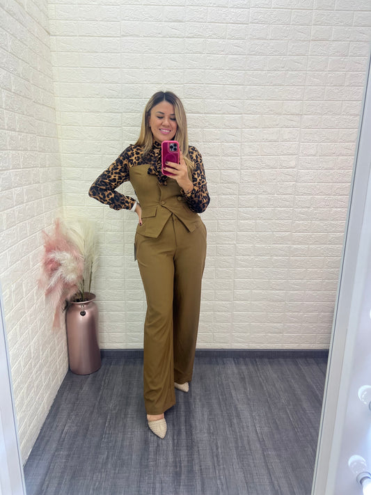 Conjunto Café de Pantalón y Blusa con Aplicaciones en Animal Print