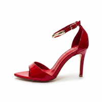 Zapatos de Tacón Rojos de Charol con Placa Dorada