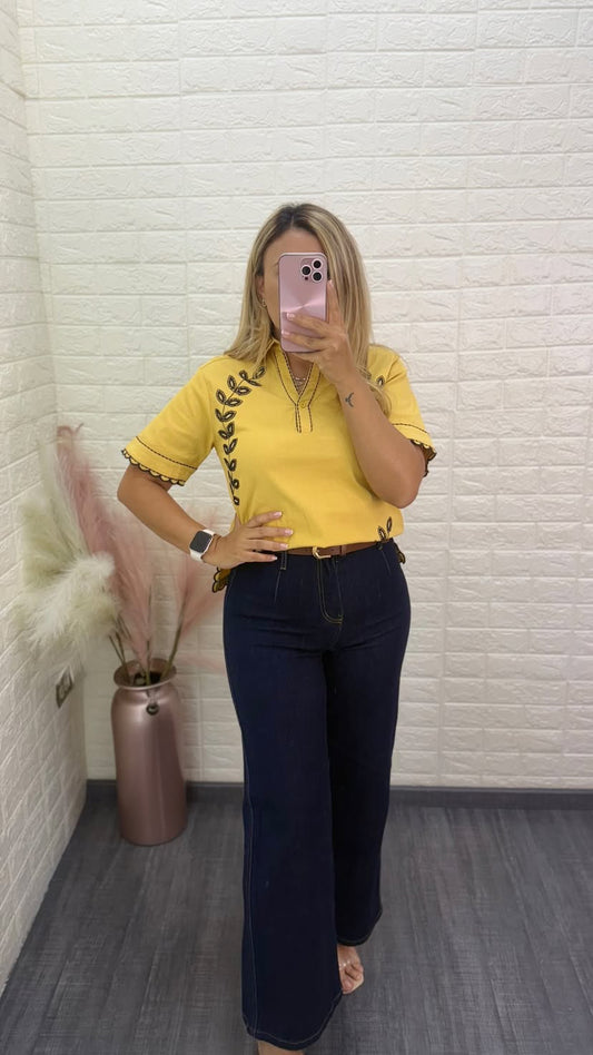 Blusa Color Mostaza con Bordados en Color Azul