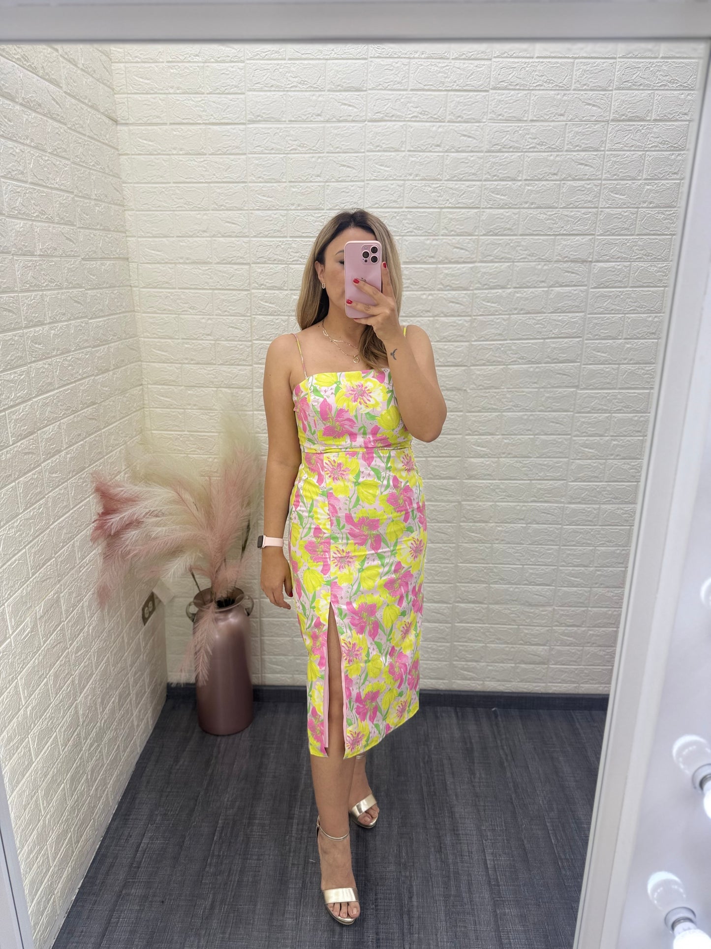 Vestido de Tirantes Multicolor Con Bordados Finos de Flores