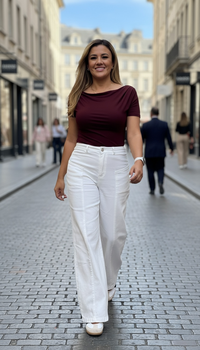 Blusa Guinda de Manga Corta con Broche Dorado y Plisados