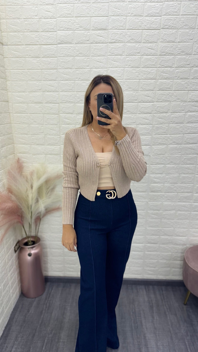 Blusa Tipo Suéter Abierta con Clip Dorado al Frente