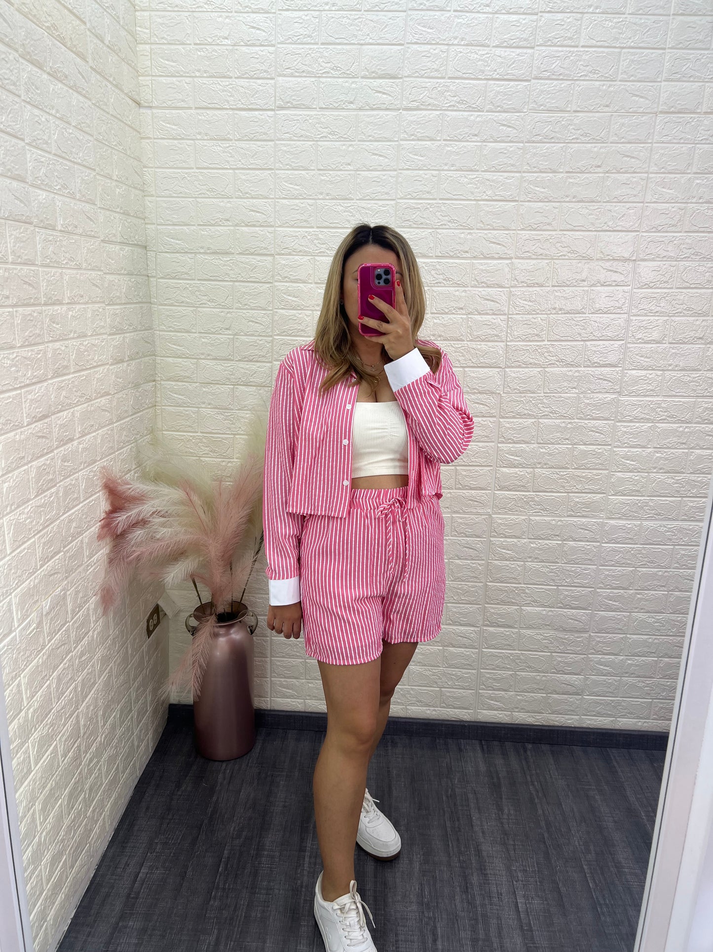 Conjunto de Blusa y Short Rosa con Rayas Blancas