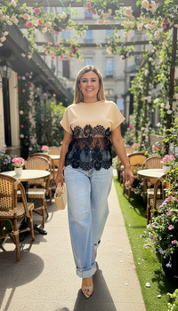 Blusa Beige con Aplicación de Encaje Negro