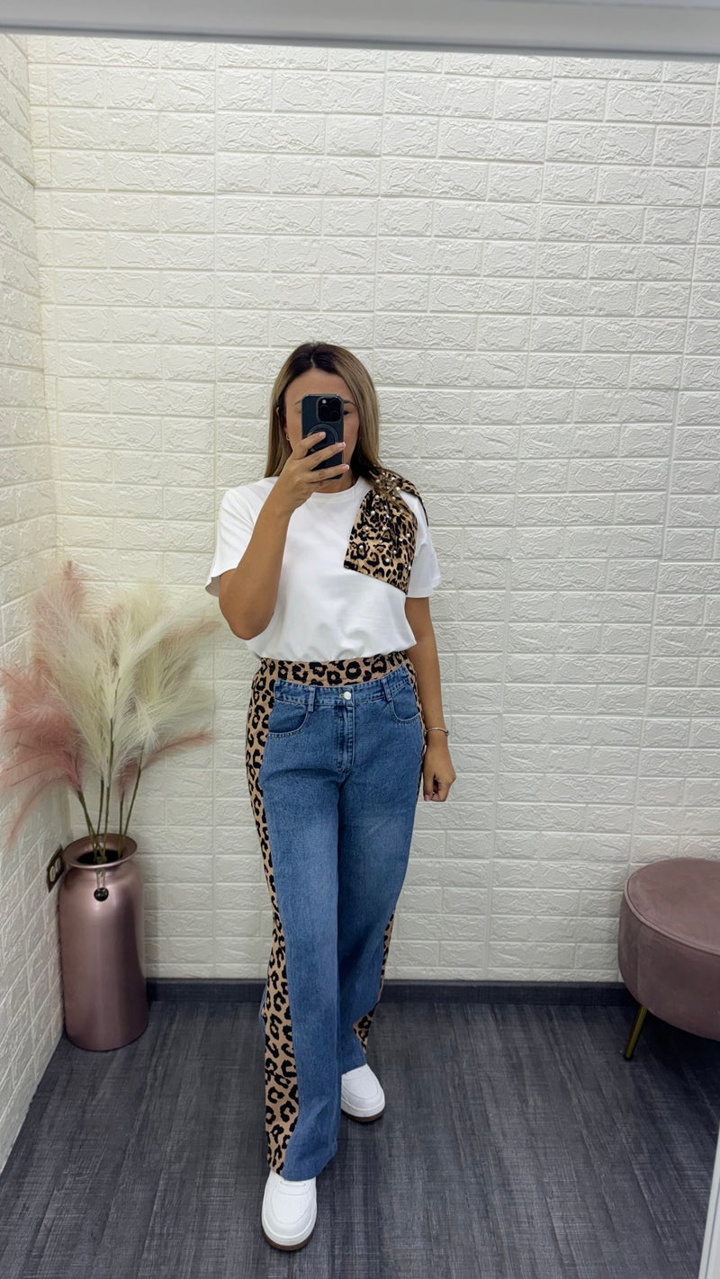 Pantalón de Mezclilla Estilo Taper con Aplicaciones Animal Print