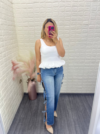 Blusa Blanca Lisa de Tirantes con Aplicaciones de Olanes con Perlas
