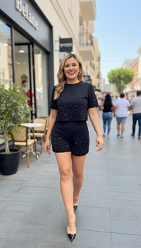 Conjunto Negro Blusa y Short con Aplicaciones de Piedras