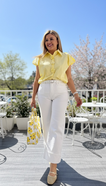 Blusa Amarilla Con Botones Decorativos de Flor