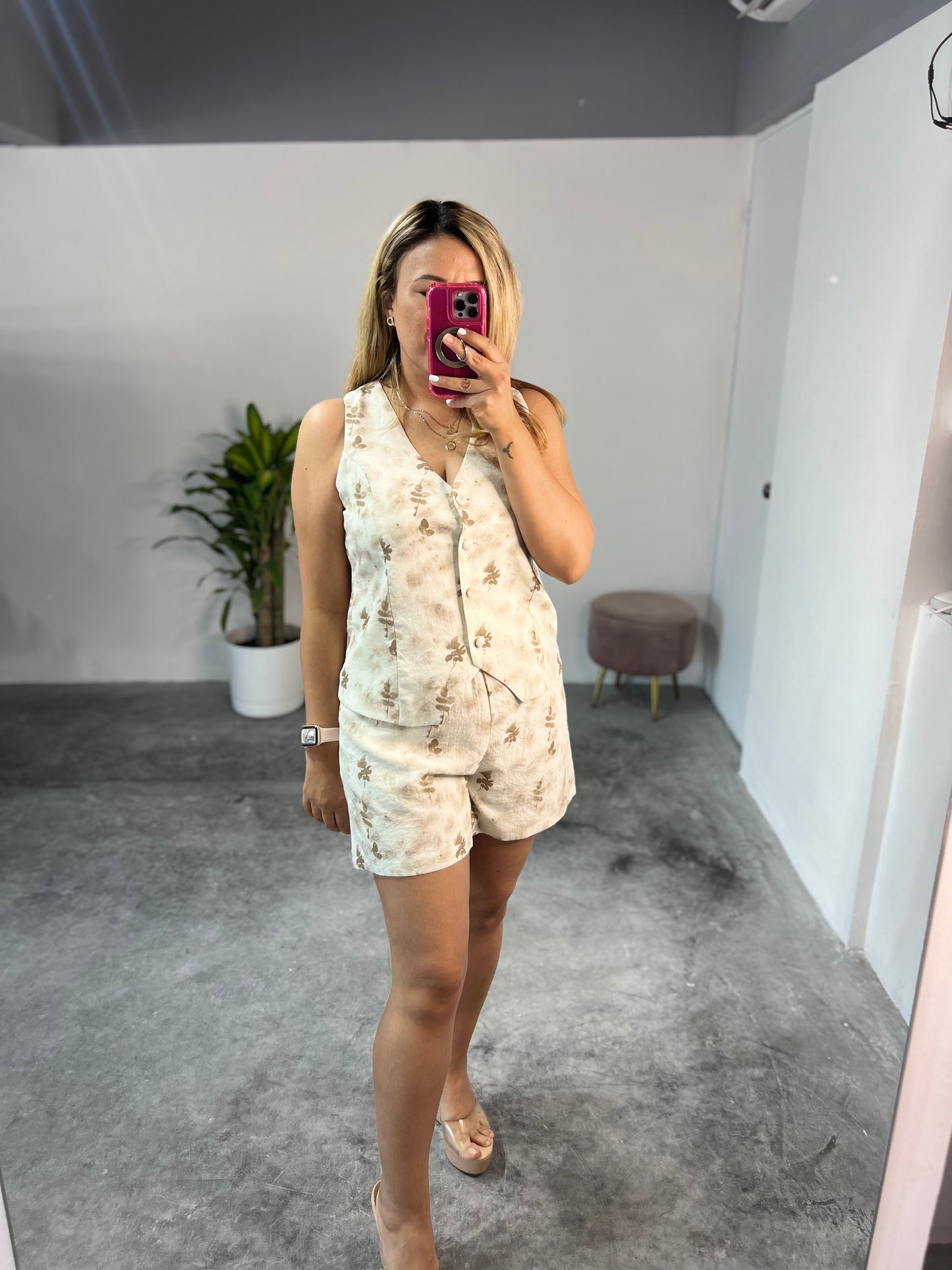 Conjunto Color Blanco de Chaleco y Short Casual Estampado de Hojas