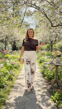 Jeans de Mezclilla Beige Corte Relaxed con Estampado de Flores