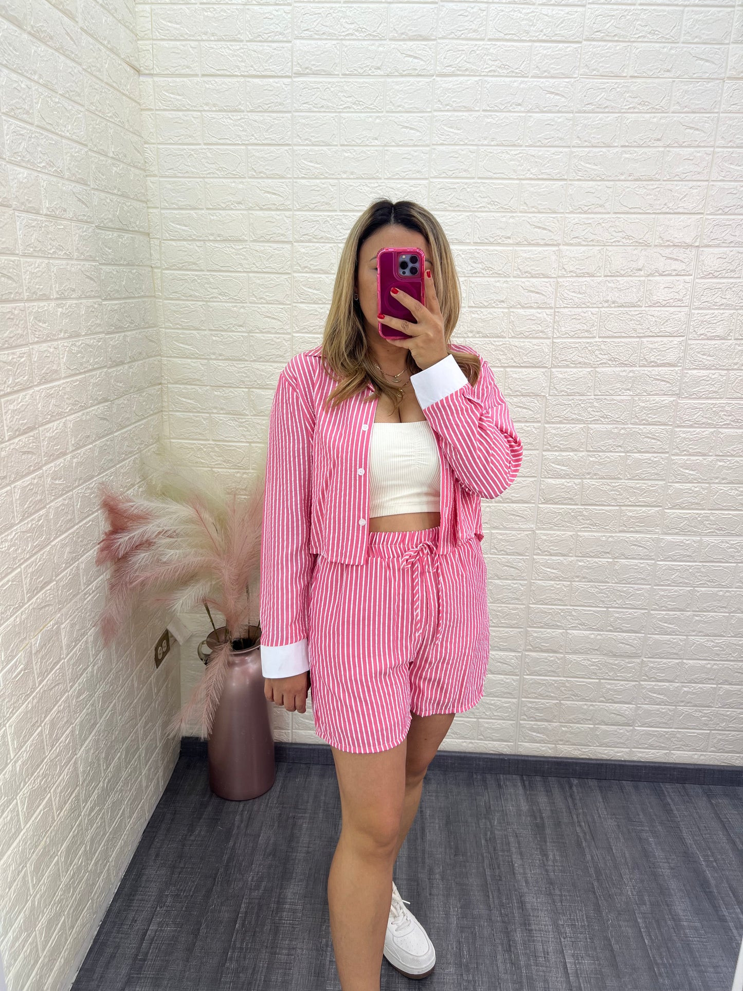 Conjunto de Blusa y Short Rosa con Rayas Blancas
