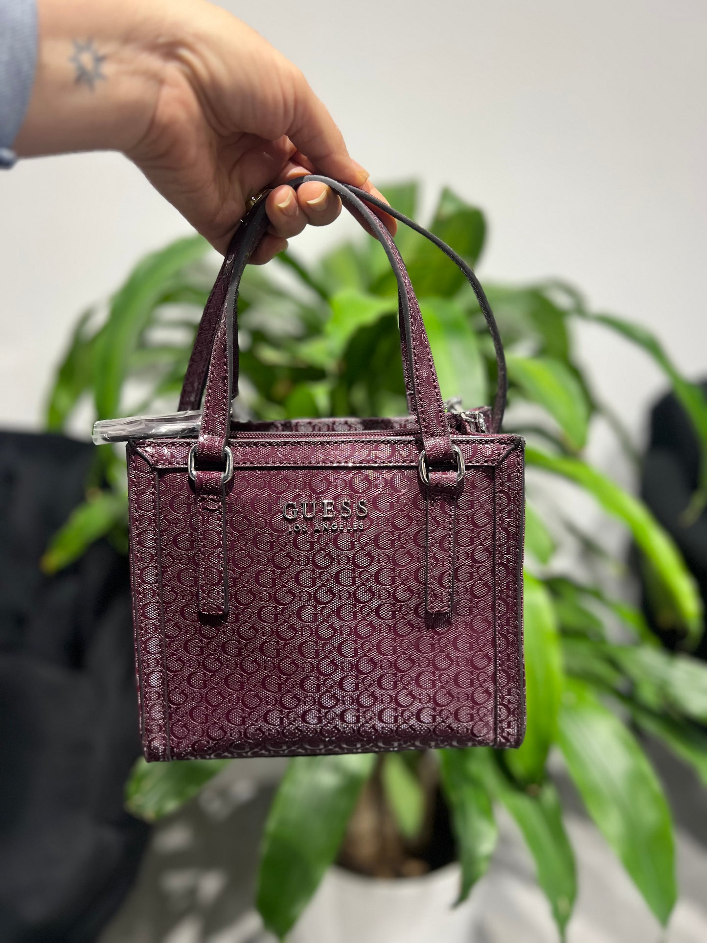 Bolsa Guess Guinda Con Logo Metálico