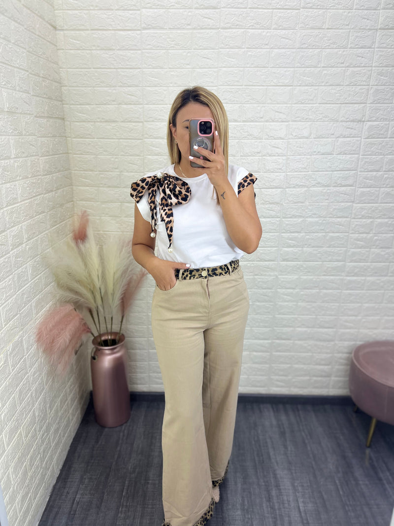 Pantalón Khaki de Mezclilla con Aplicaciones en Animal Print