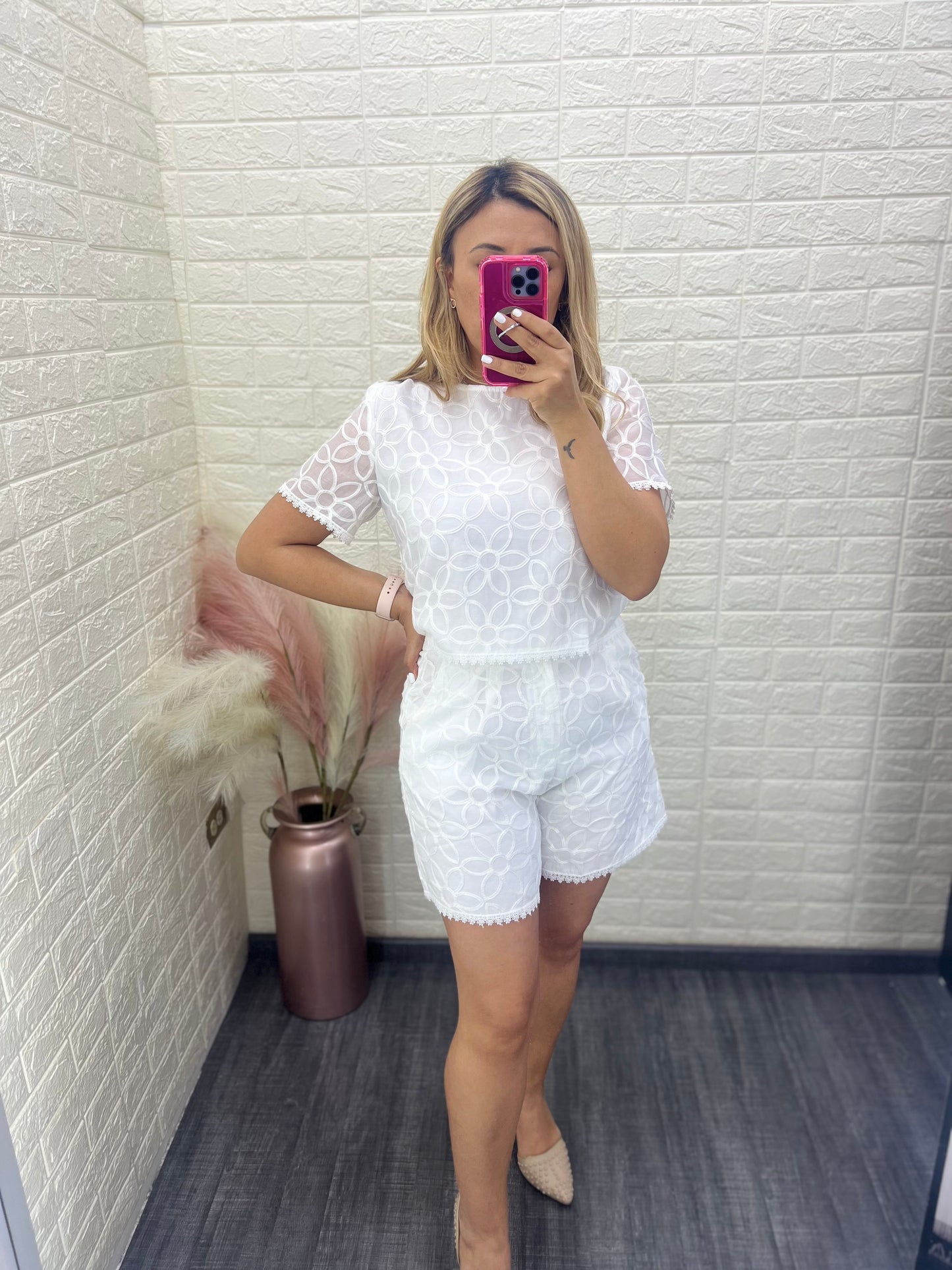 Conjunto Blanco de Blusa y Short con Bordados