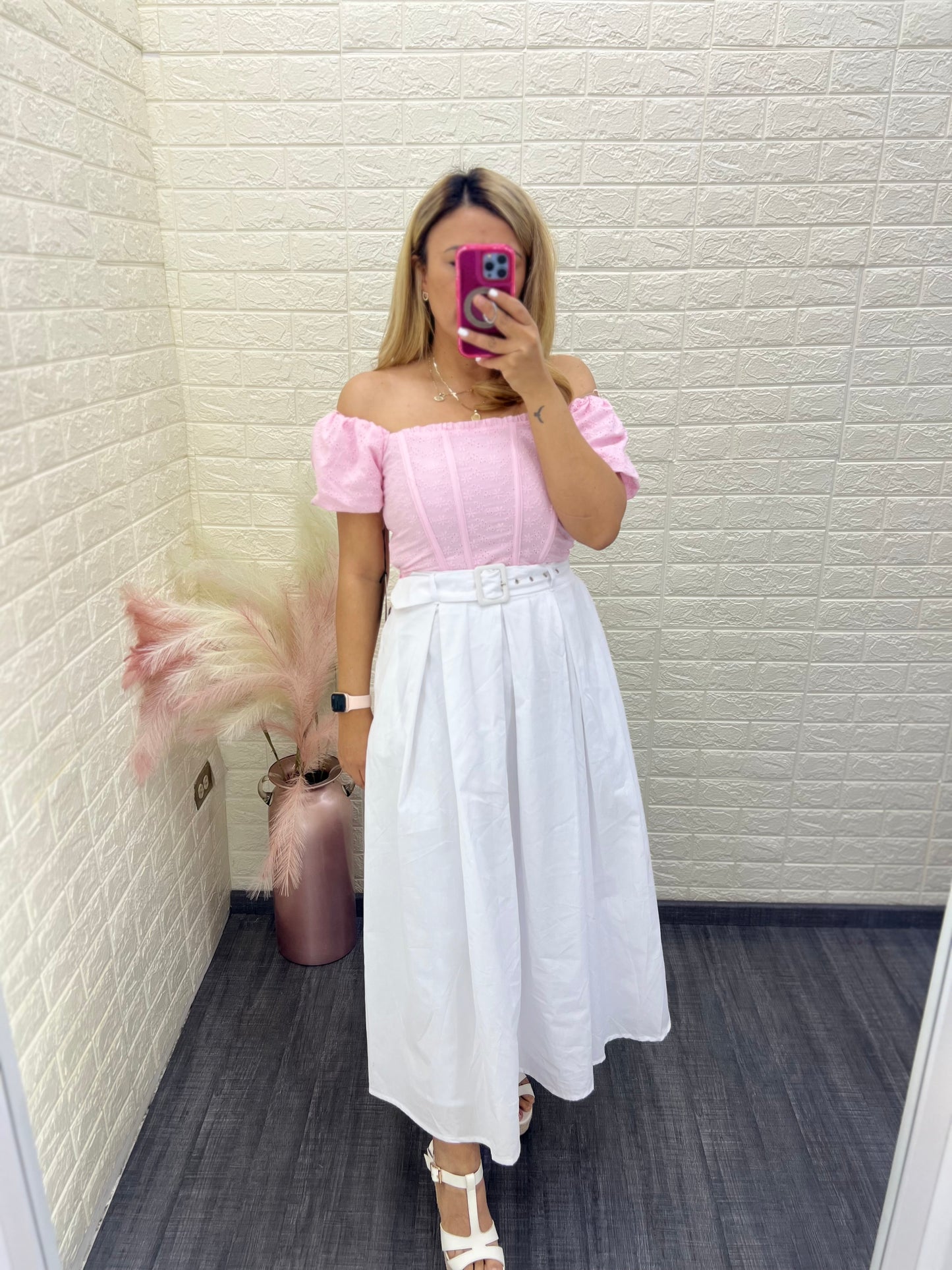 Blusa Rosa Corta con Bordados Decorativos