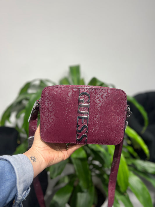 Bolsa Guess Color Guinda con Logo Vertical