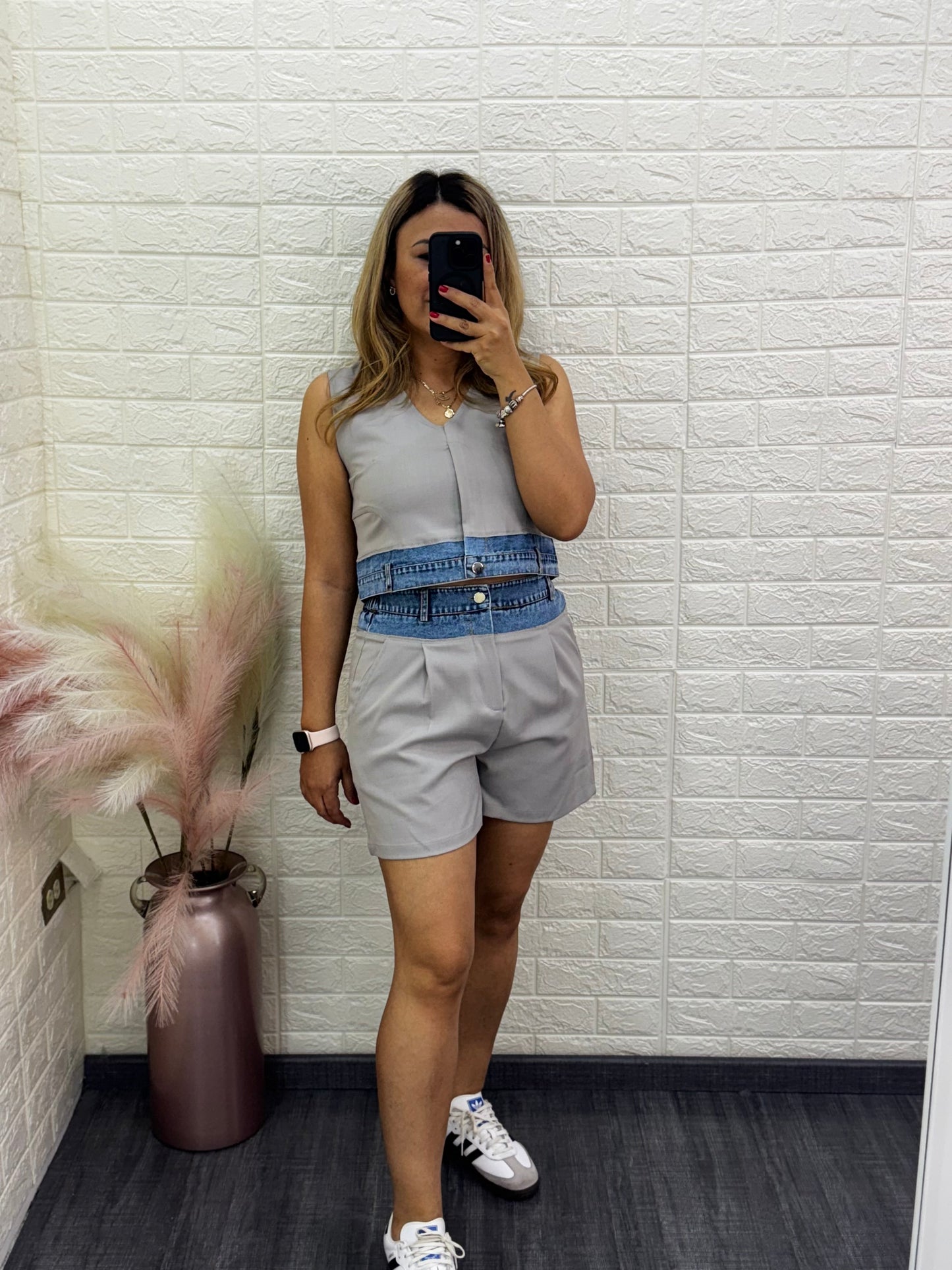 Conjunto Gris de Blusa y Short con Aplicaciones en Mezclilla