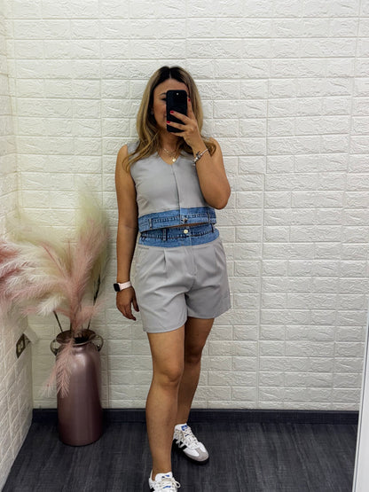 Conjunto Gris de Blusa y Short con Aplicaciones en Mezclilla