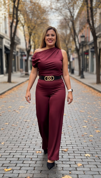 Conjunto Guindo Satinado de Blusa Straple con Pantalón Casual con Cinto