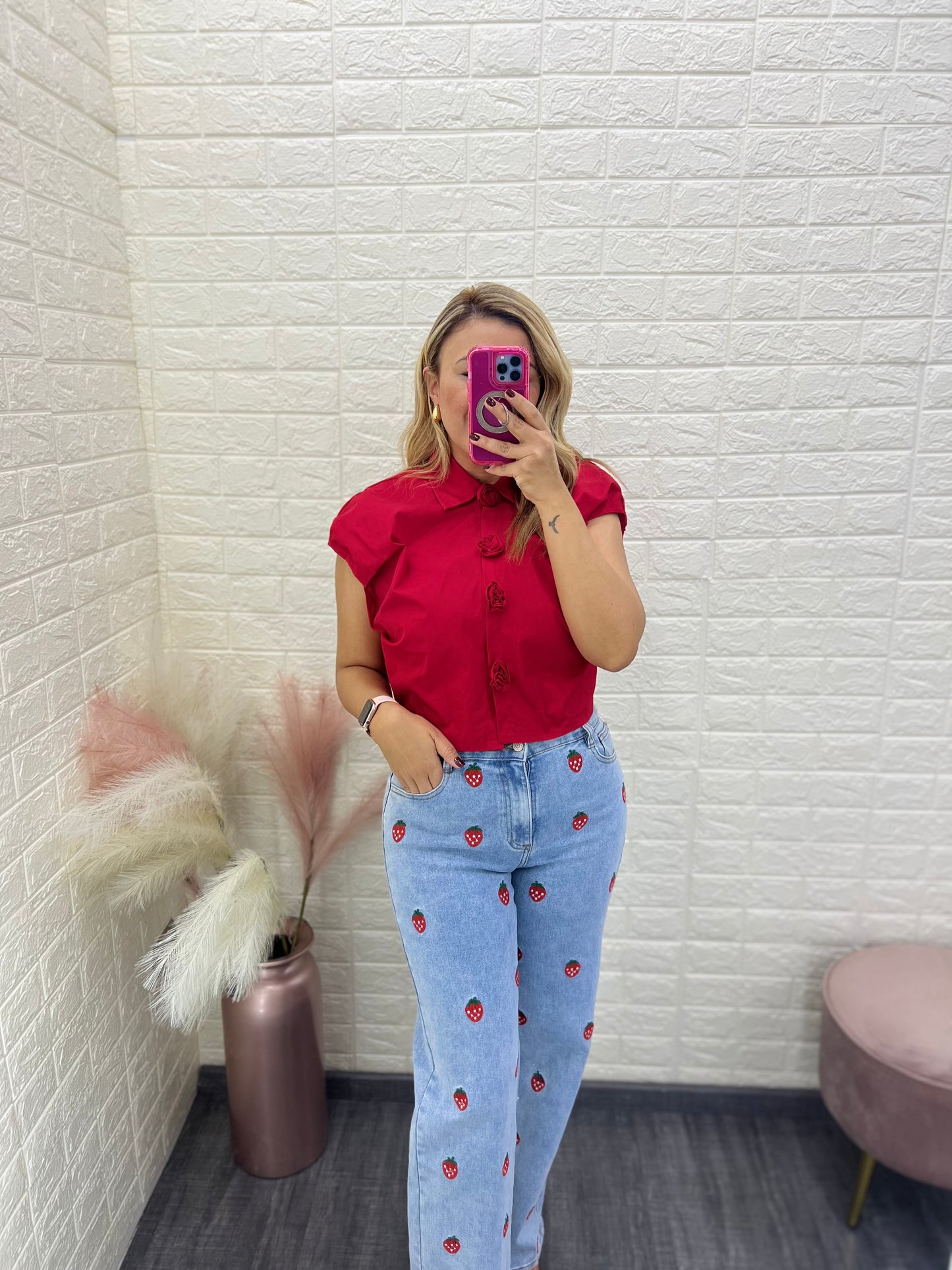 Jeans de Mezclilla Color Light Wash con Fresas Bordadas