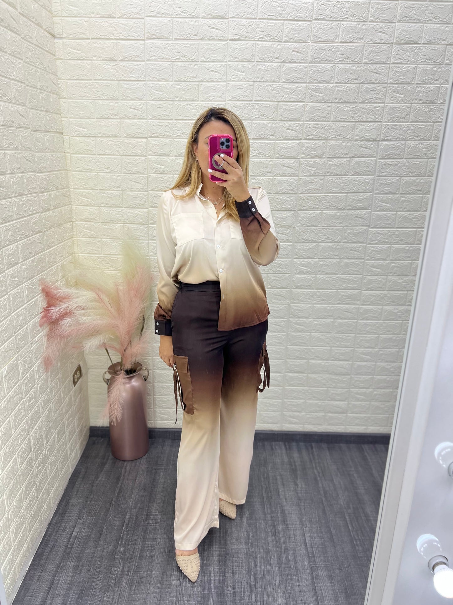 Conjunto de Blusa de Manga Larga y Pantalón en Color Beige con Degradado de Color
