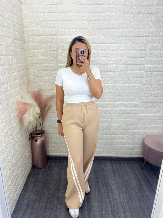 Pantalón de Vinipiel Beige con Líneas Blancas a los Lados