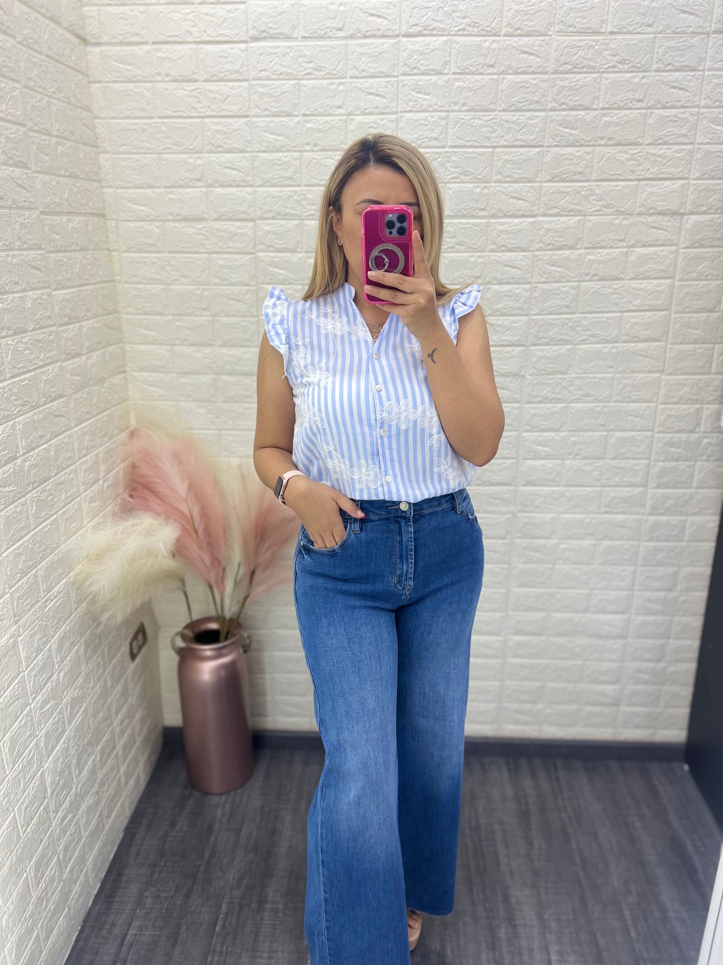 Blusa Estampado a Rayas Celeste Blanco con Bordados Decorativos de Flores