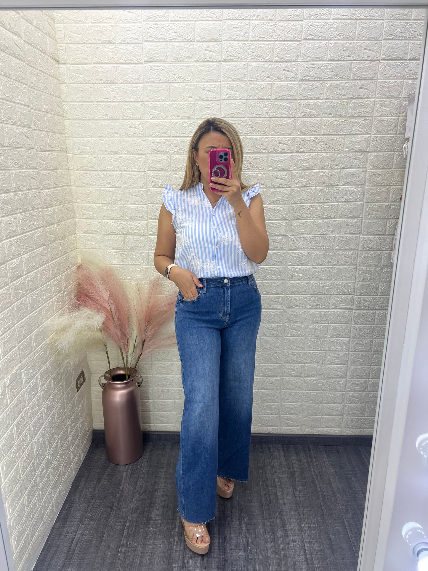 Blusa Estampado a Rayas Celeste Blanco con Bordados Decorativos de Flores