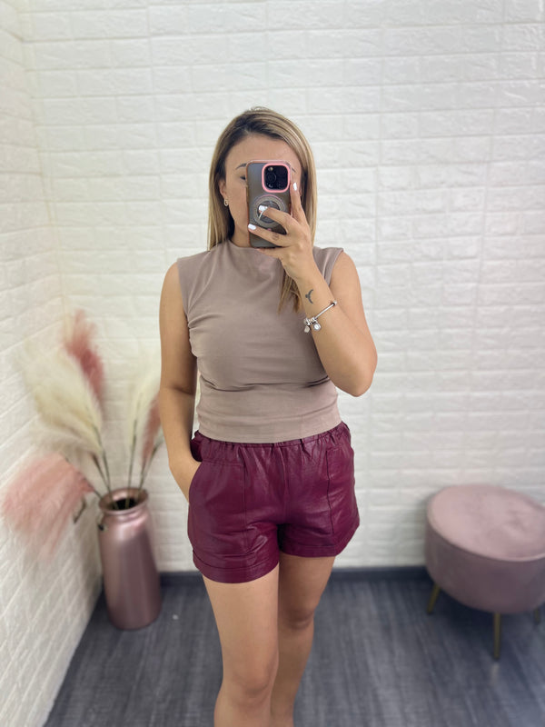 Short de Vinipiel en Tono Metálico Color Guindo