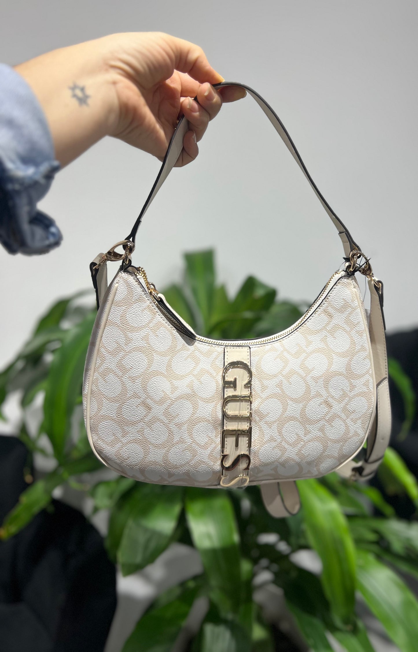 Bolsa Guess Color Cream con Logo Vertical
